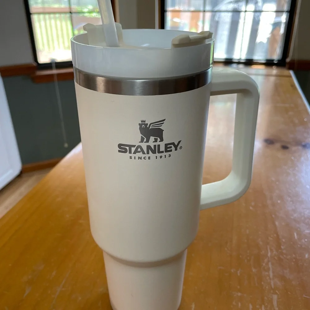 Stanley Cream/Off White Tumbler with Handle - Picture 1 of 3